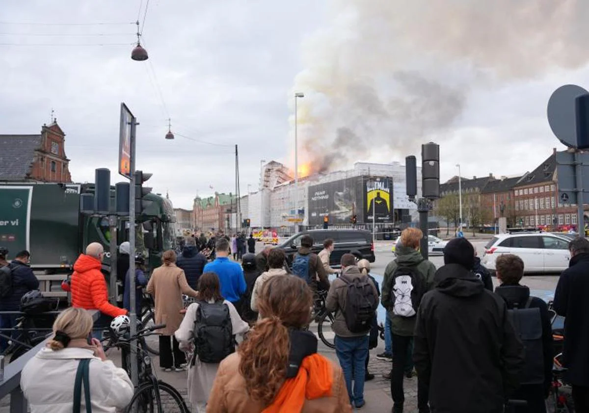İkincil resim 1 - Bir yangın, tarihi Kopenhag Borsası binasını harap ediyor