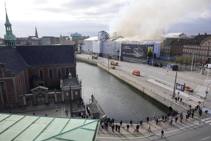 Así han engullido las llamas el edificio de la Bolsa de Copenhague