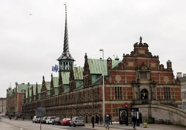 这是历史悠久的哥本哈根证券交易所大楼。