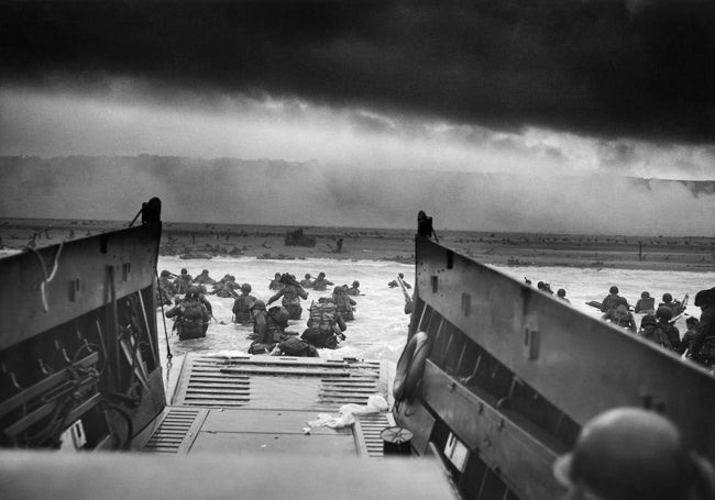 Soldados norteamericanos desembarcando en la playa de Omaha, en Normandía, el 6 de junio de 1944.