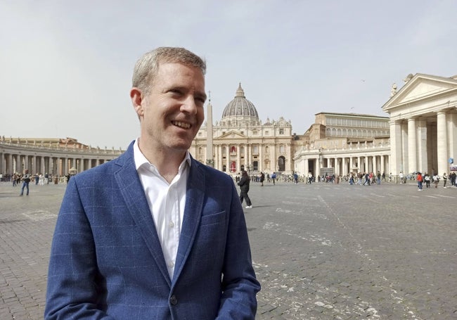 El vaticanista Javier Martínez-Brocal, en la plaza de San Pedro.