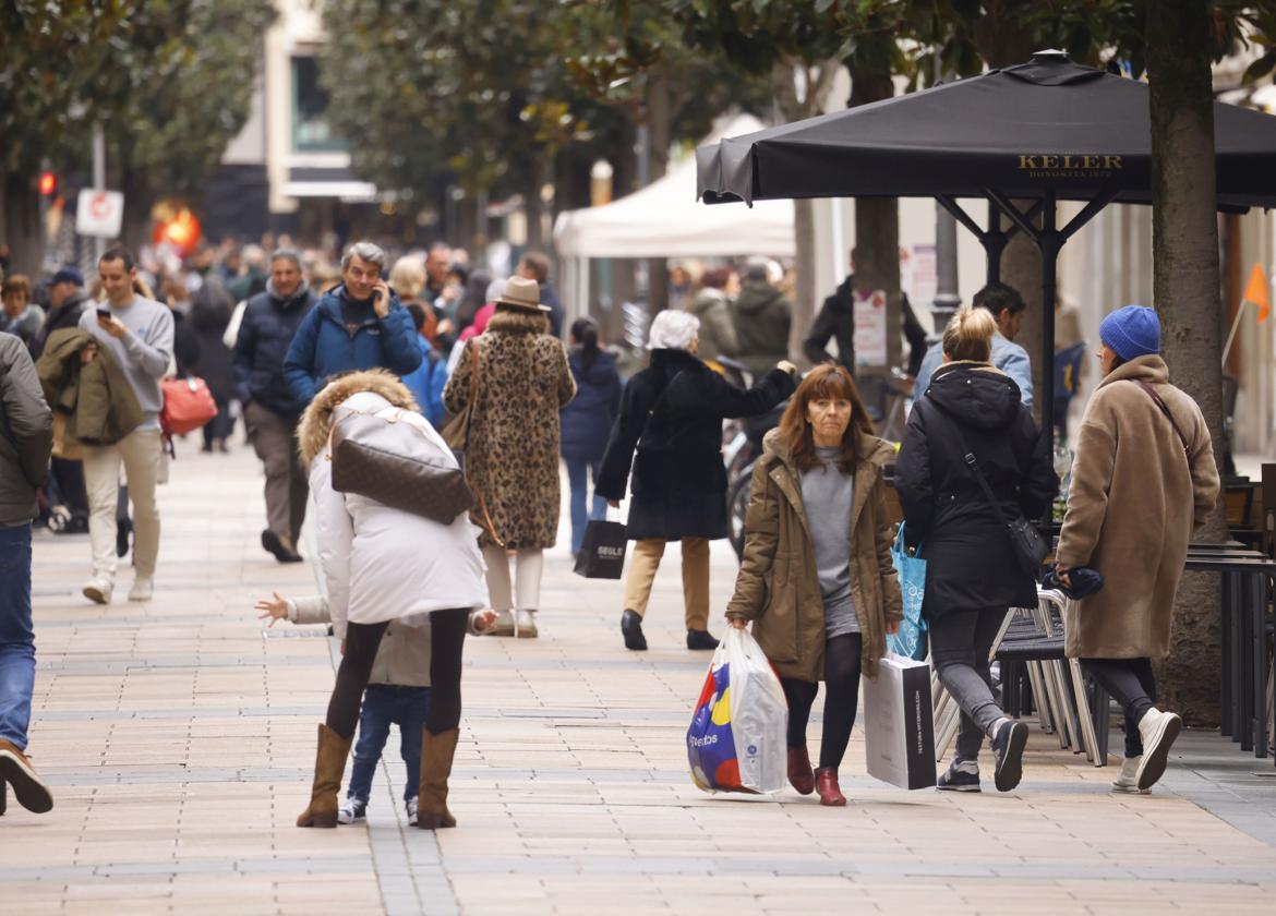 Vecinos de compras por el centro de una ciudad.