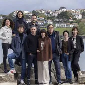 Agustín Díaz Yanes con los actores y productores de 'Un fantasma en la batalla' en el País Vasco francés.