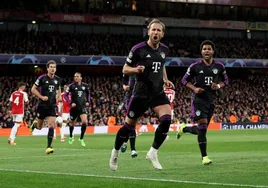 Harry Kane celebra junto a otros compañeros del Bayern de Múnich el pase de su equipo a semifinales de la Liga de Campeones
