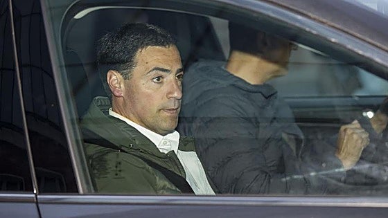 Atacan con un espray pimienta al candidato del PNV, Imanol Pradales, tras un mitin