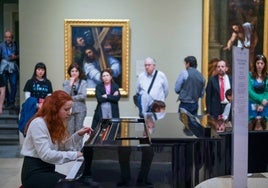 Sonya en plena interpretación de uno de los recitales que ofrece cada semana en el Prado.