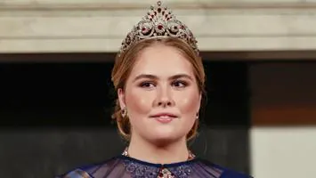 Más guapa que Máxima y Letizia: Amalia de Holanda arrasa en la cena de gala con un vestido capa y una tiara de rubies