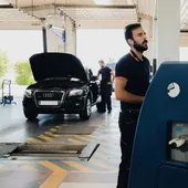 Inspección de un vehículo en la ITV