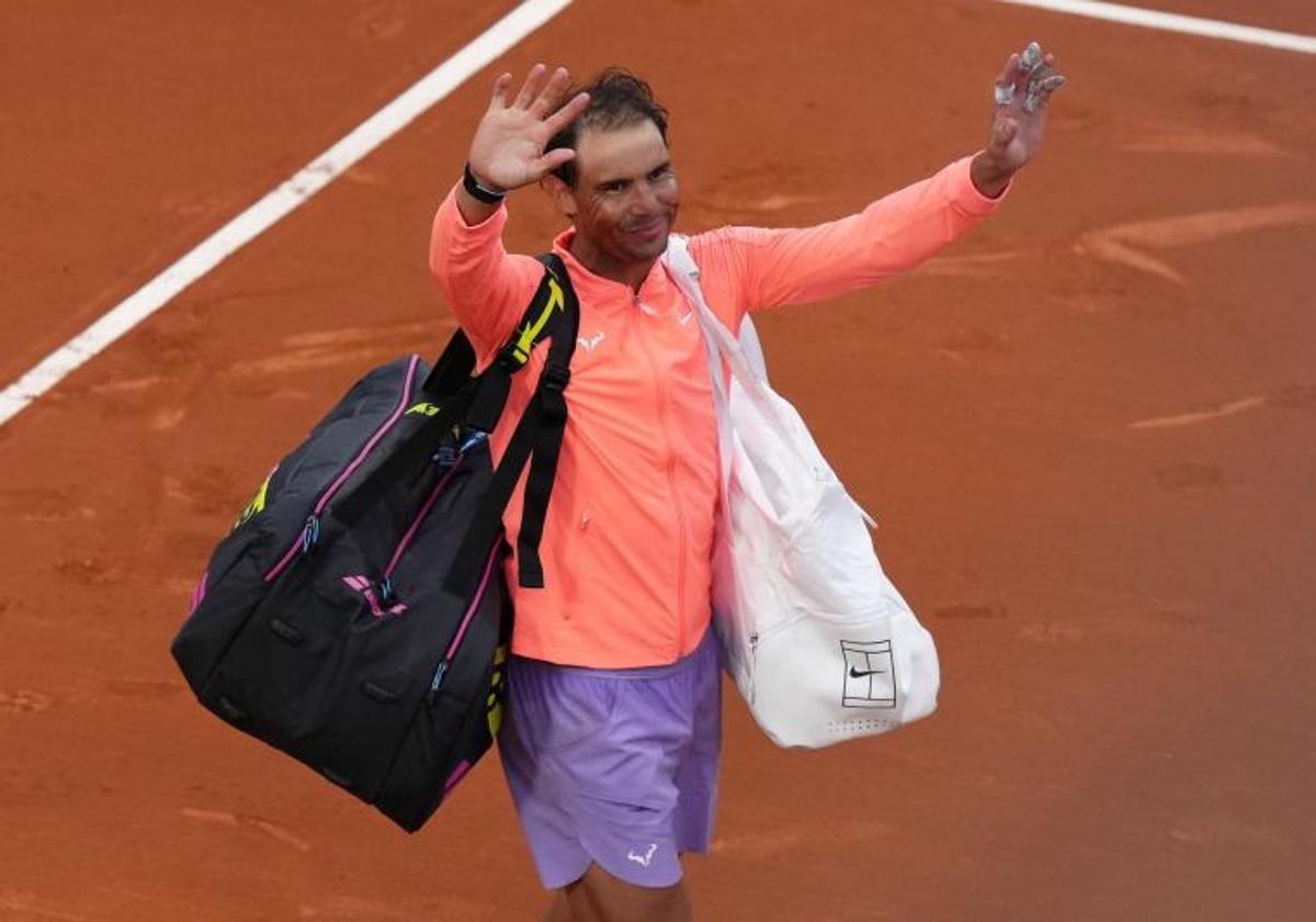 Rafa Nadal se despide del público del Conde de Godó tras caer ante Alex de Miñaur.