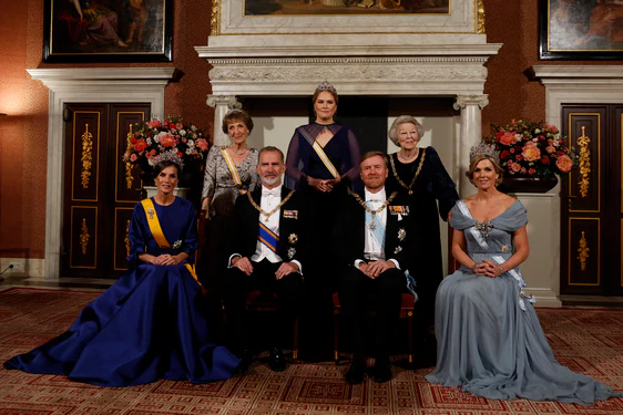 Los reyes, Felipe VI y Leticia, posan junto a la familia real de Países Bajos