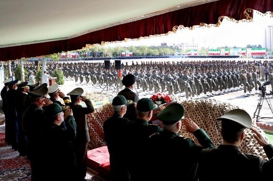 Autoridades del régimen y del ejército saludan al paso de las tropas iraníes en el Día de las Fuerzas Armadas.