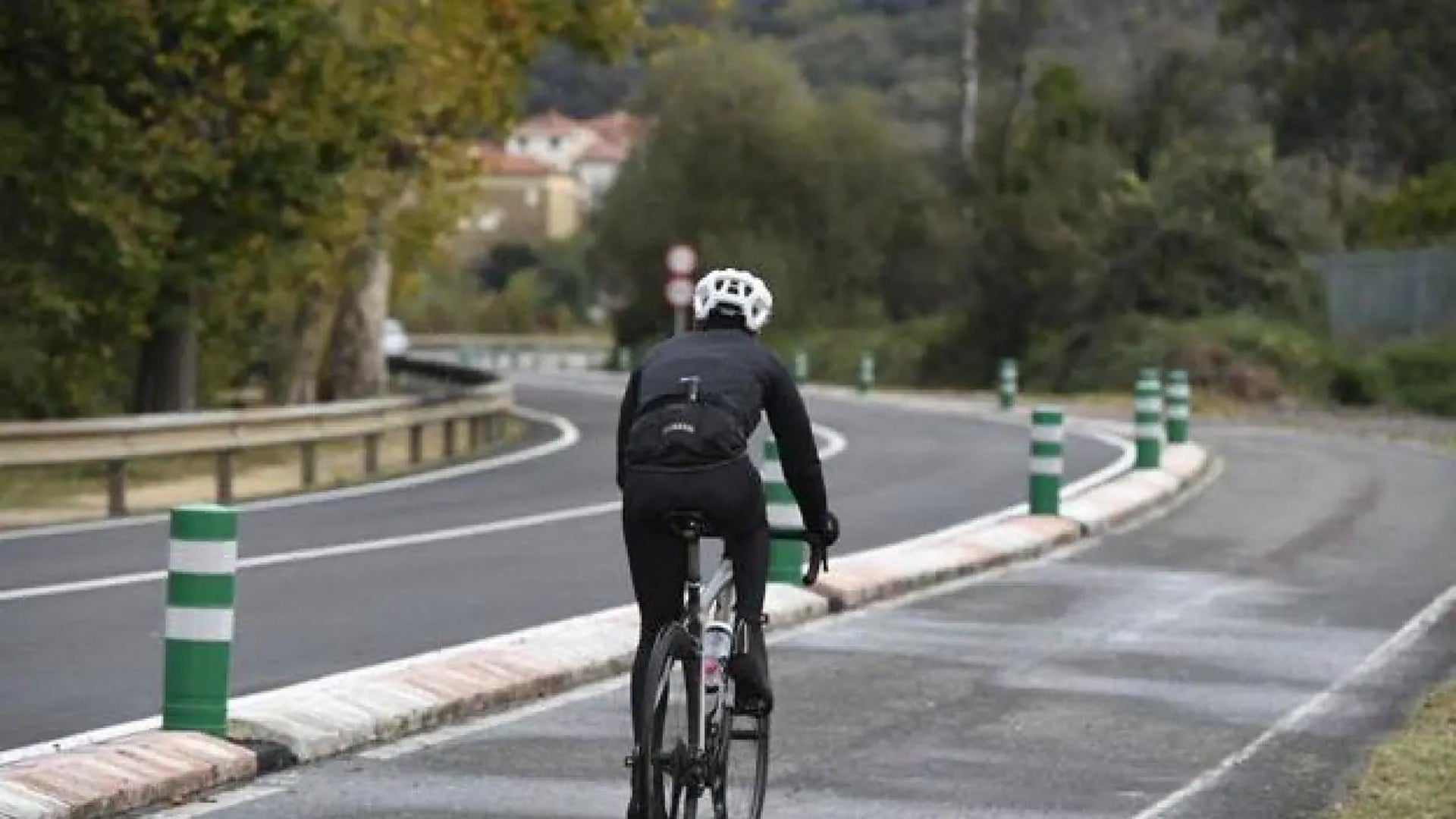 Less than half of cyclists use helmets to ride in the city | The truth ...