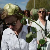 Un grupo de personas participa en un homenaje por la muerte de un menor tras una agresión.