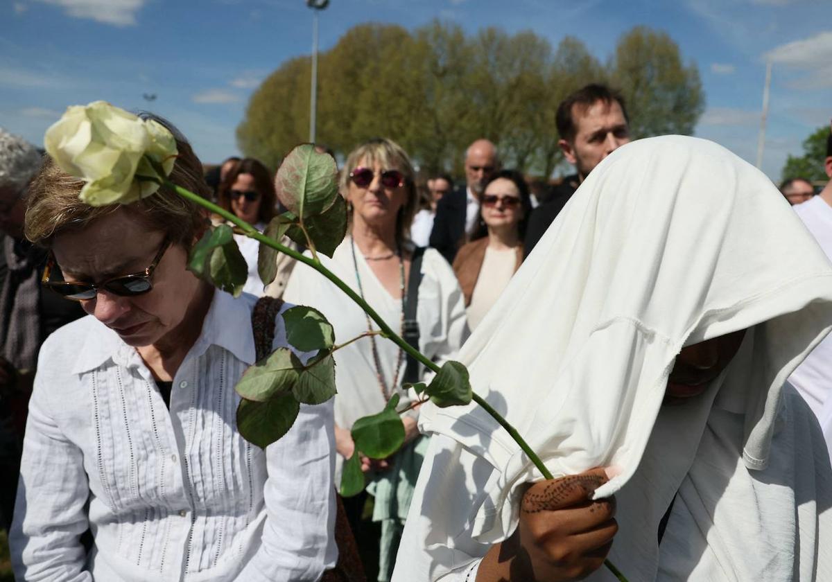 Un grupo de personas participa en un homenaje por la muerte de un menor tras una agresión.