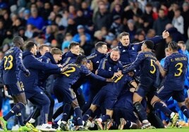 Los jugadores del Real Madrid celebran la victoria ante el City en el Etihad.