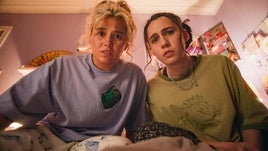 Josie (Kat Sadler) y Billie (Lizzie Davidson) en 'Such Brave Girls'.