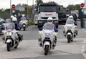 Agentes motorizados de la policía francesa.