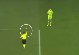 Momento en el que el Dibu ve la segunda amarilla, sin efecto por ser en los penaltis.