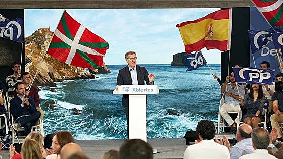 Feijóo acusa al PNV y al PSOE de alimentar «el monstruo» de Bildu