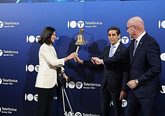 El presidente ejecutivo de Telefónica, José María Álvarez-Pallete, durante el toque de campana en la bolsa de Madrid para celebrar el centenario de la compañía de telecomunicaciones