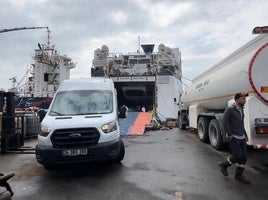 Últimos preparativos del ferry humanitario en el puerto turco de Tuzla.