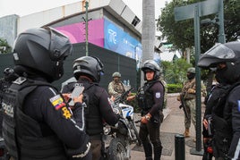 Agente de la policía ecuatoriana, durante una intervención.