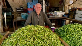 Nayef Matar, en su puesto de verduras.