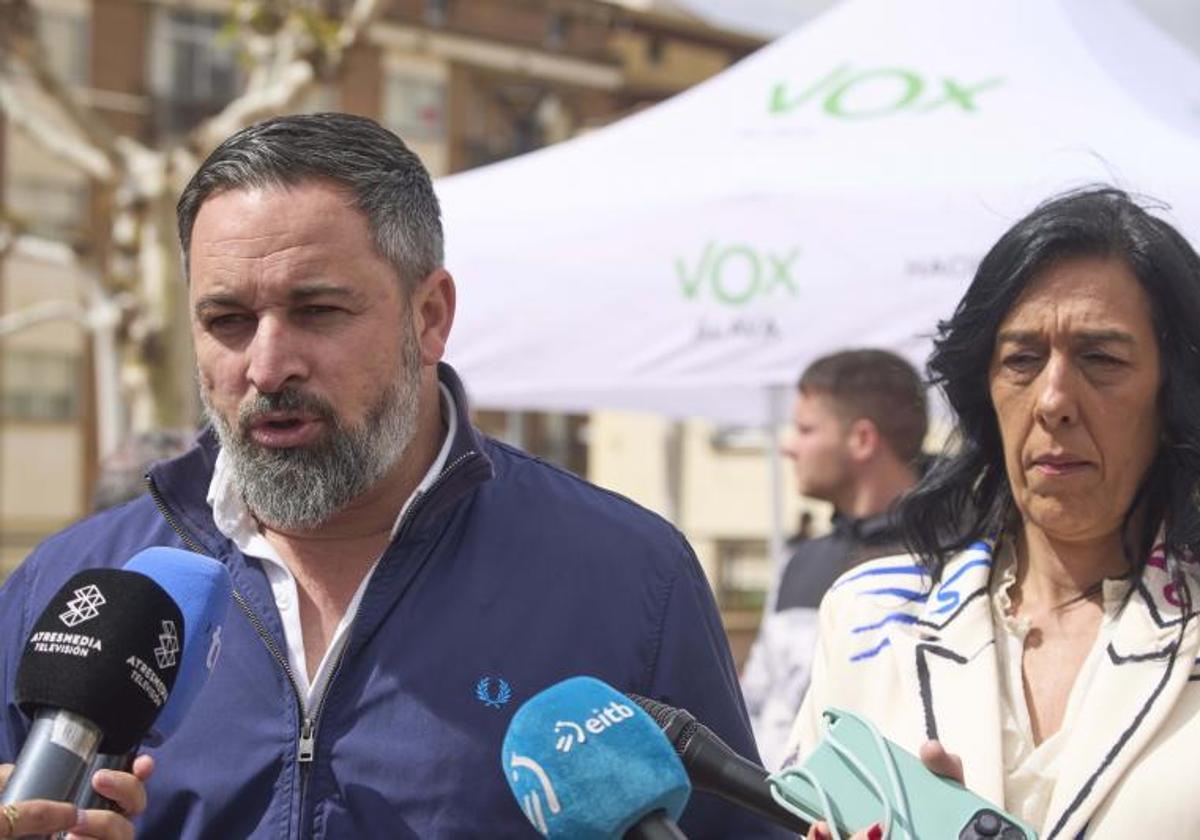 El presidente de Vox, Santiago Abascal, junto a la candidata del partido al 21-A, Amaia Martínez