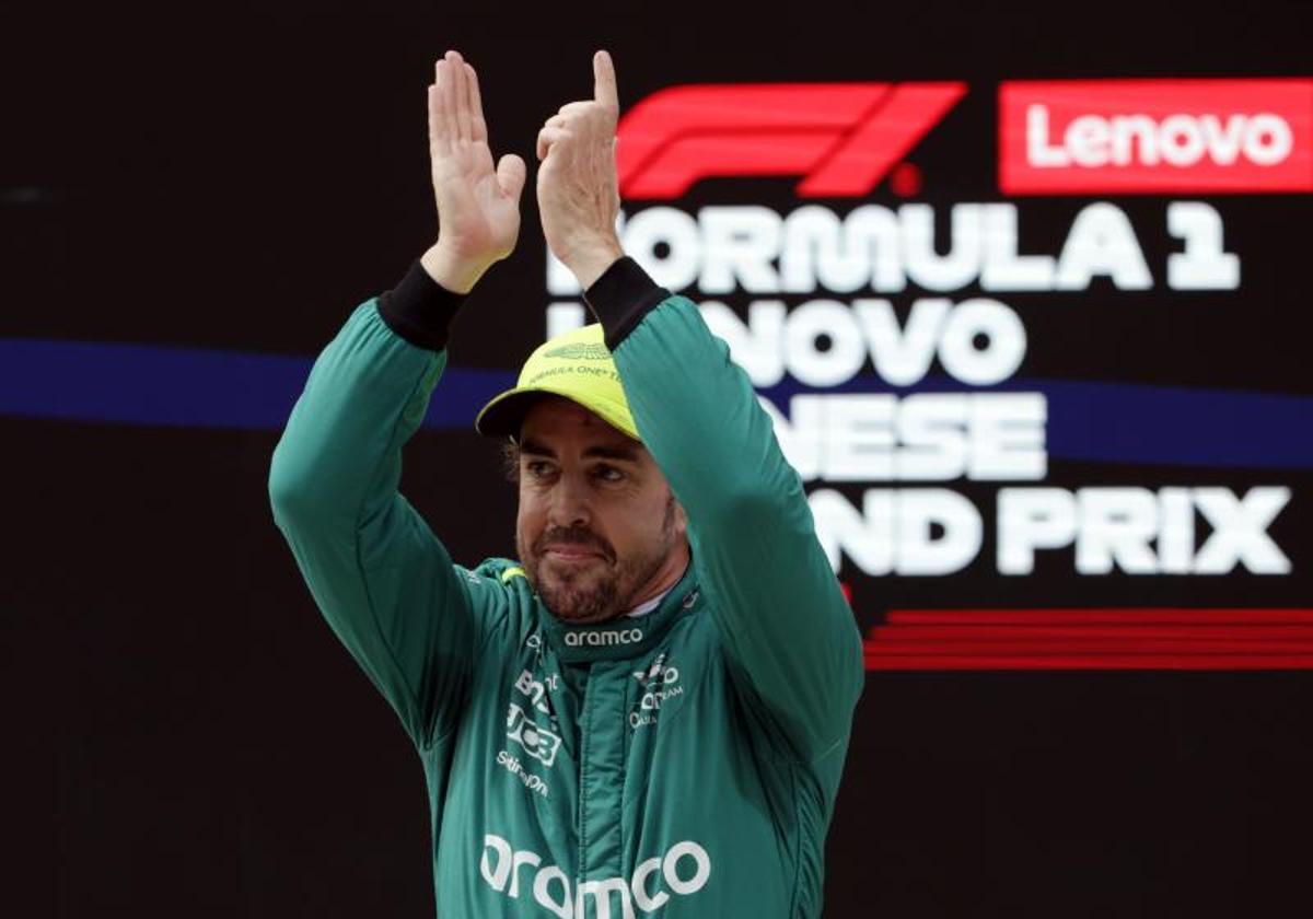 Fernando Alonso celebra su brillante clasificación en China.