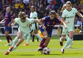 Aitana Bonmatí disputa un balón ante dos jugadoras del Chelsea.