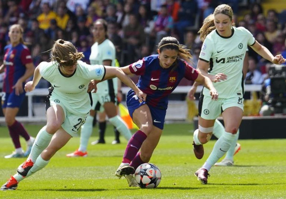 Aitana Bonmatí disputa un balón ante dos jugadoras del Chelsea.