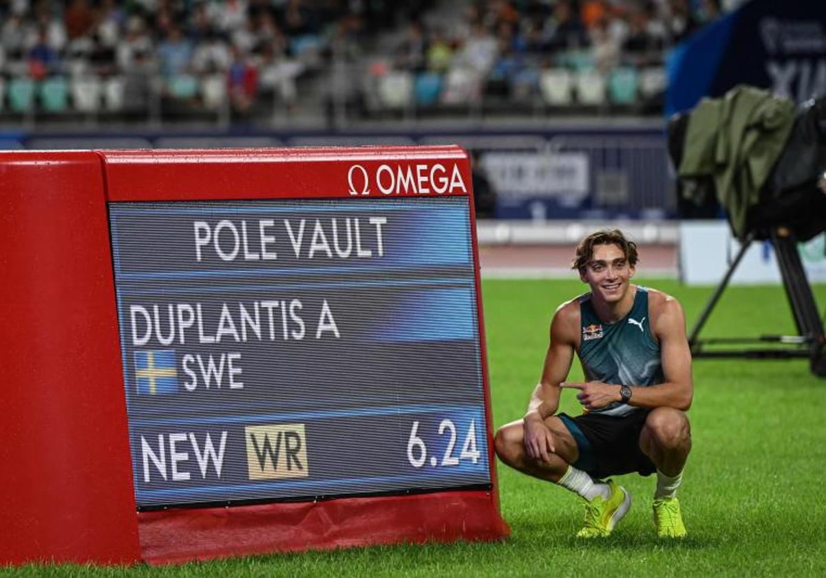 Armand Duplantis posa junto a su nueva plusmarca mundial de pértiga.