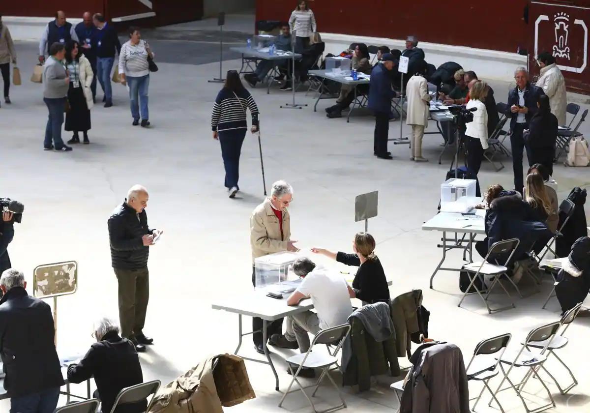 Las anécdotas de la jornada electoral en Vitoria: mete el DNI en la urna, la «faena» de una joven...