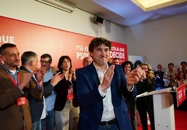 El líder del PSE, Eneko Andueza, tras conocer los resultados de las elecciones en el País Vasco.