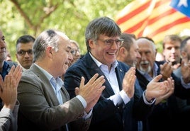 Puigdemont aplaude ayer junto a Jordi Turull en el acto de Junts en el sur de Francia.