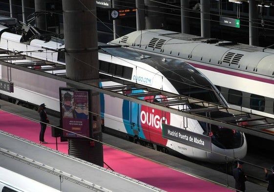 Un tren de la operadora francesa Ouigo al lado de un AVE de Renfe.