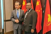 Marape, primer ministro de Papúa Nueva Guinea, con el ministro de Exteriores chino.