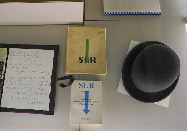 El bombín de Joaquín Sabina junto a un manuscrito y dos ejemplares de la revista Sur.