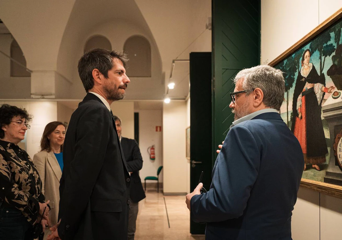 Urtasun, en el Museo de América, recibe las explicaciones de su director, Andrés Gutiérrez.