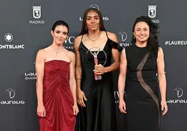 Las campeonas del mundo Aitana Bonmatí, Salma Paralluelo e Ivana Andrés, con el Laureus al mejor equipo del pasado año.