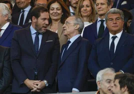 Los presidentes del Real Madrid, Florentino Pérez (c), y del FC Barcelona, Joan Laporta (d)