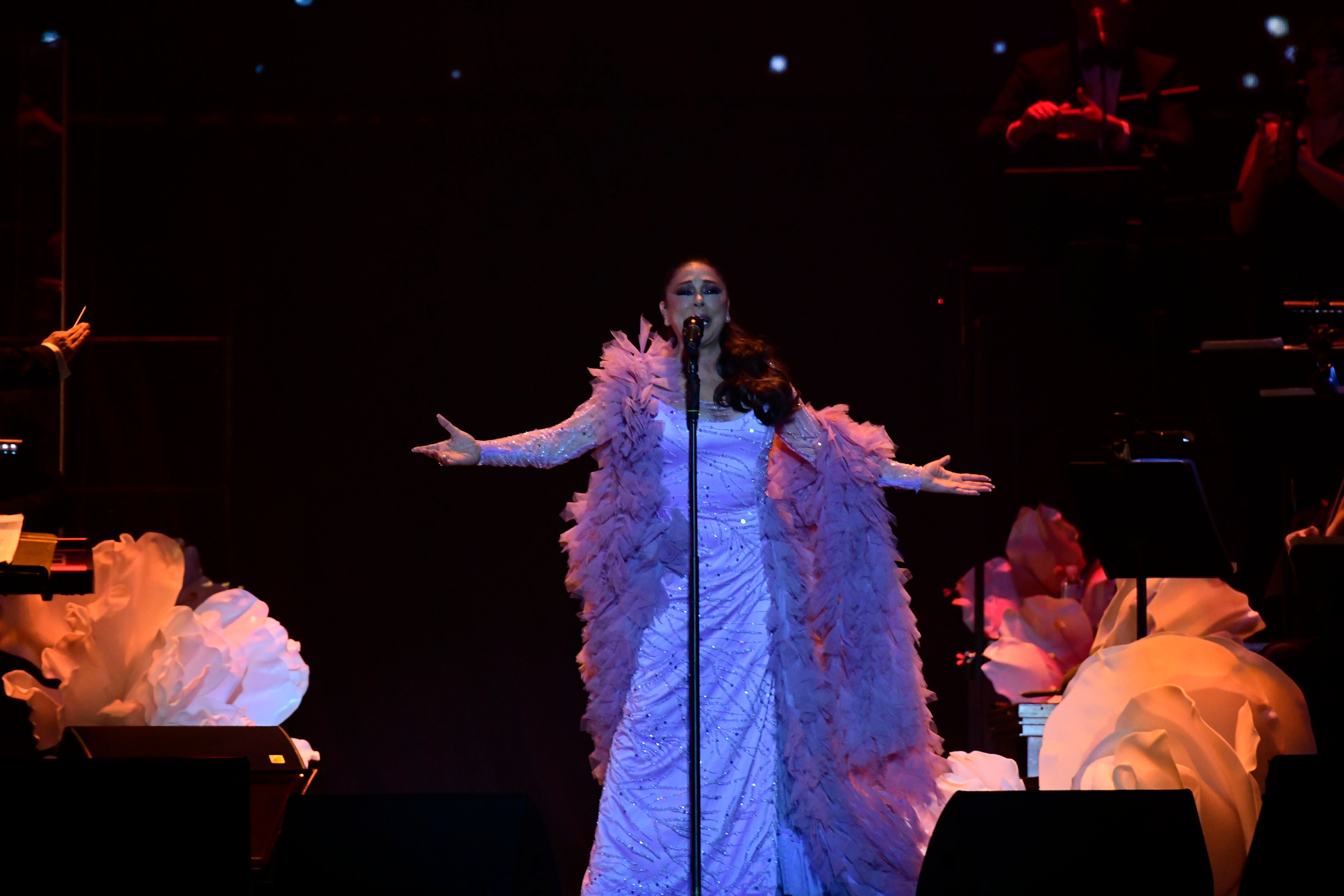 La cantante Isabel Pantoja durante el concierto que ha ofrecido hoy sábado en el Wizink Center de Madrid.