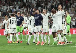 Los jugadores del Real Madrid celebran la victoria en el clásico que sentenció la Liga.