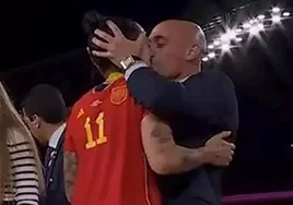 Rubiales besó a Jenni Hermoso en la ceremonia de entrega de las medallas a las campeonas del mundo.