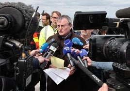 El prefecto de Paso de Calais, Jacques Billant, informa a la prensa en el dique de Wimereux.