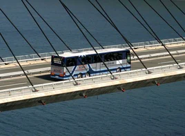 Autobús de Alsa sobre un puente.