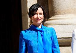 Díaz Ayuso, guapísima de azul eléctrico, le quita el protagonismo a Letizia en la entrega del Premio Cervantes