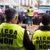 Trabajadores de Alcoa protestando contra los despidos.
