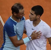 El tenista Carlos Alcaraz saluda a Rafa Nadal tras un encuentro en el Mutua Madrid Open del pasado año