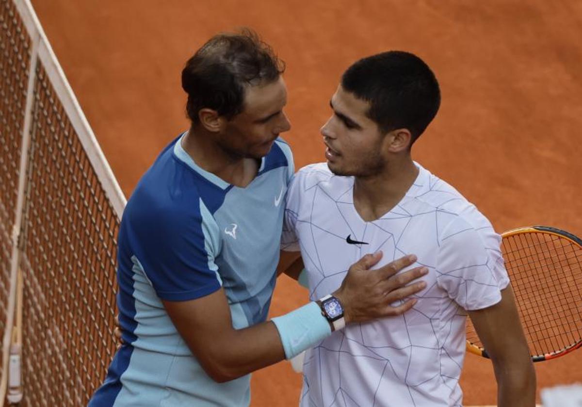 El tenista Carlos Alcaraz saluda a Rafa Nadal tras un encuentro en el Mutua Madrid Open del pasado año